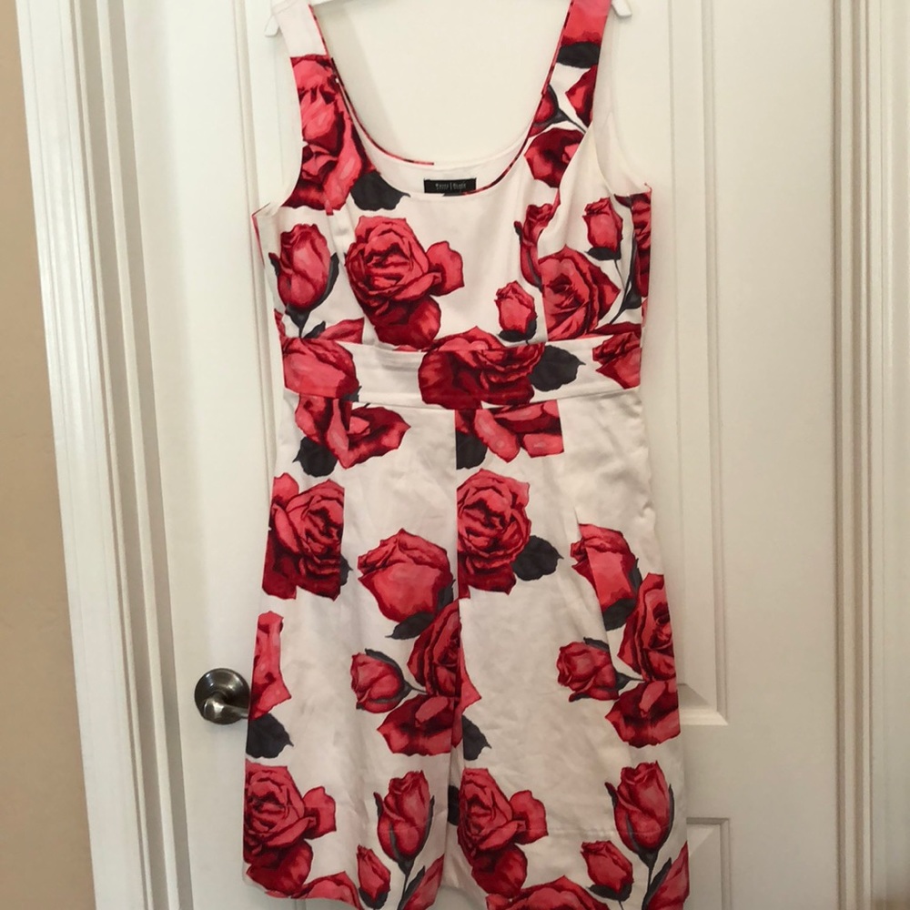 ❤️NWOT. STUNNING WHITE HOUSE BLACK MARKET DRESS!!